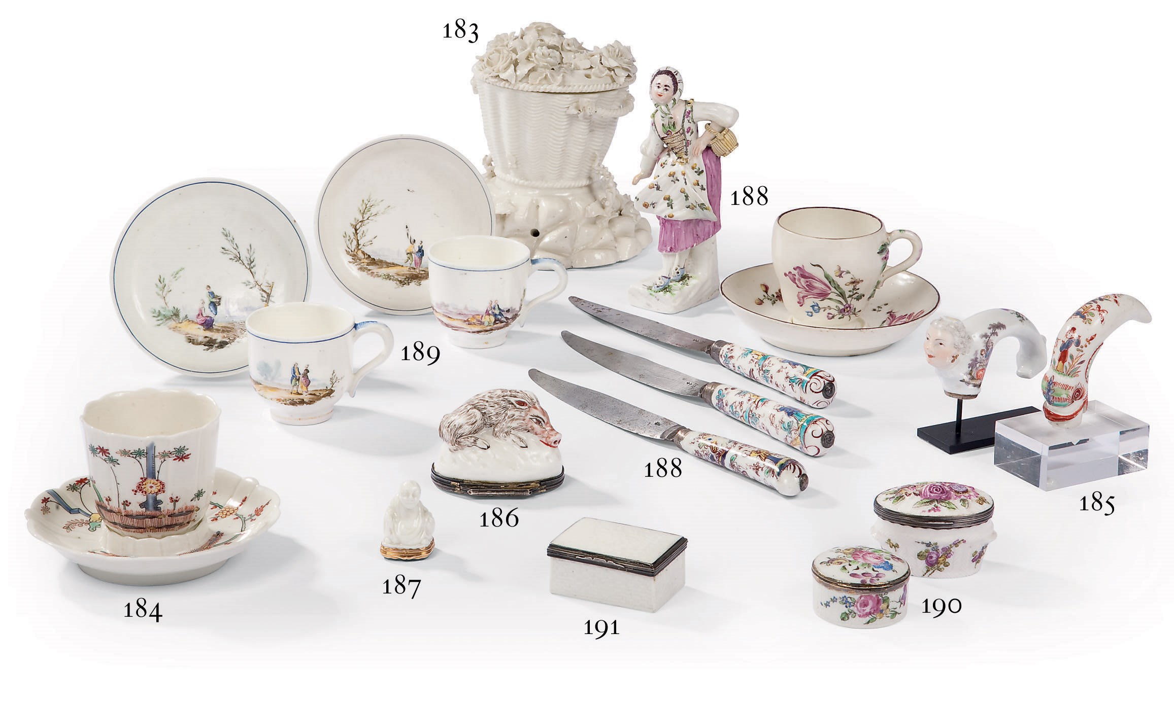 PAIRE DE TASSES A CAFE ET LEUR SOUS-TASSE EN PORCELAINE TENDRE DE MENNECY DU XVIIIEME SIECLE