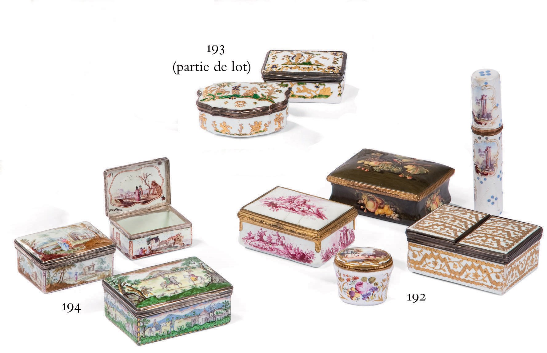 TROIS BOITES A PRISER ET LEUR COUVERCLE EN CUIVRE EMAILLE DU XVIIIEME SIECLE, A MONTURE EN ARGENT