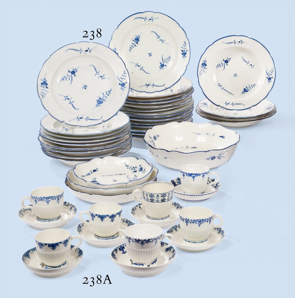 PARTIE DE SERVICE DE TABLE COMPOSITE EN PORCELAINE TENDRE DE CHANTILLY DU XVIIIEME SIECLE