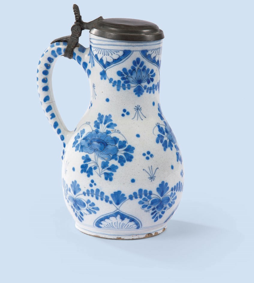 AIGUIERE EN FAIENCE DU XVIIIEME SIECLE A MONTURE EN ETAIN, PROBABLEMENT DELFT