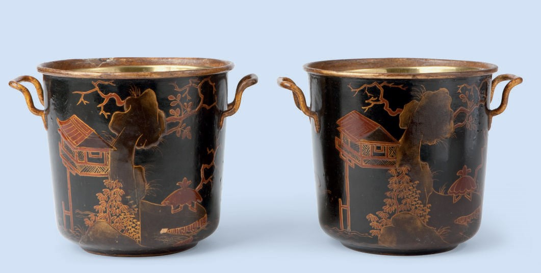 PAIRE DE CACHE-POTS DE STYLE REGENCE