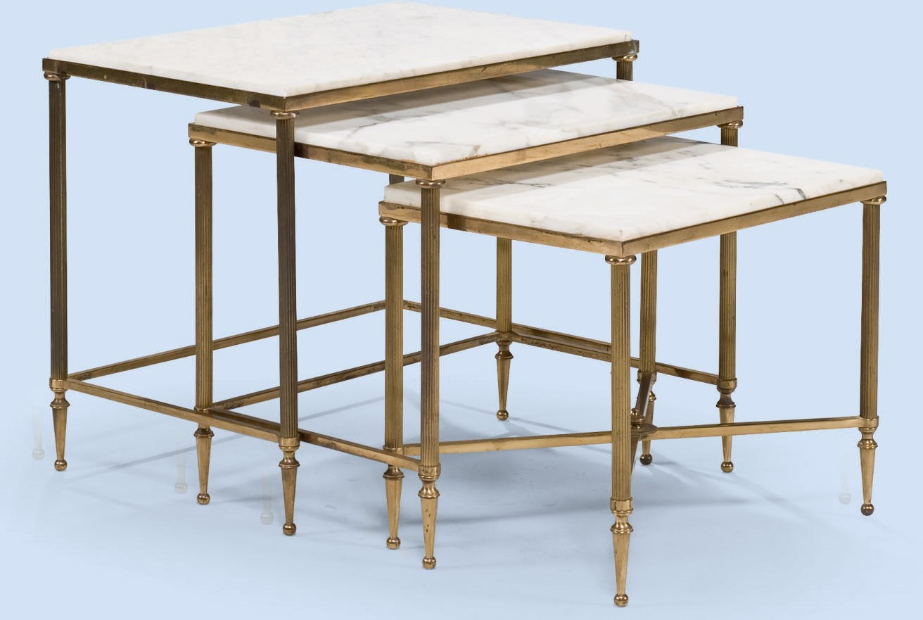 SUITE DE TROIS TABLES GIGOGNES DE STYLE NEOCLASSIQUE