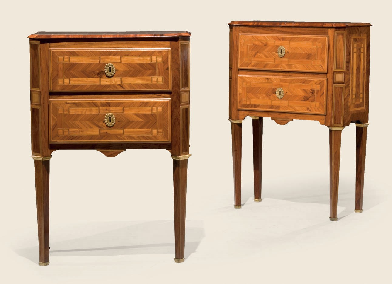 PAIRE DE COMMODES D'EPOQUE NEOCLASSIQUE