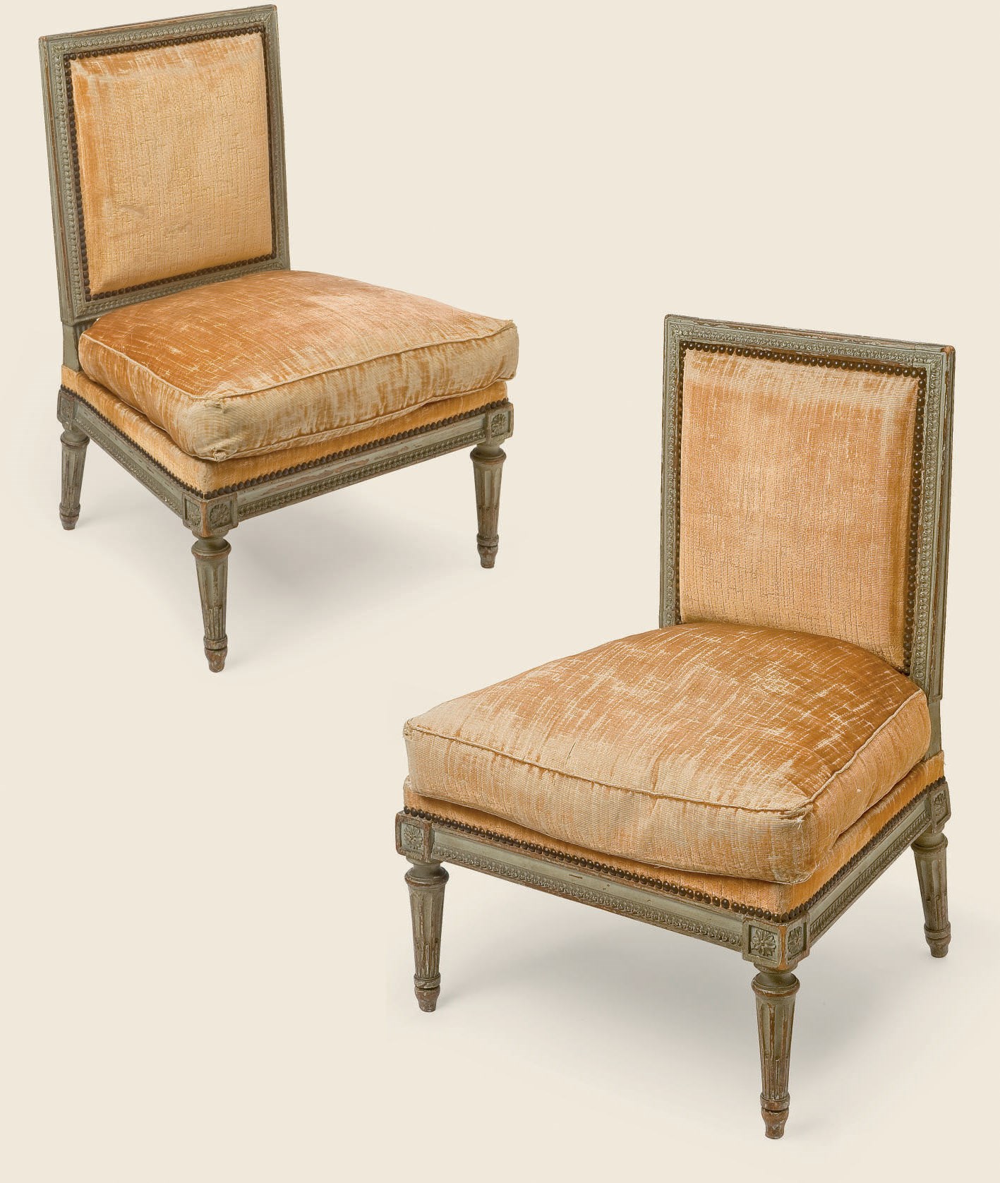 PAIRE DE CHAUFFEUSES DE STYLE LOUIS XVI