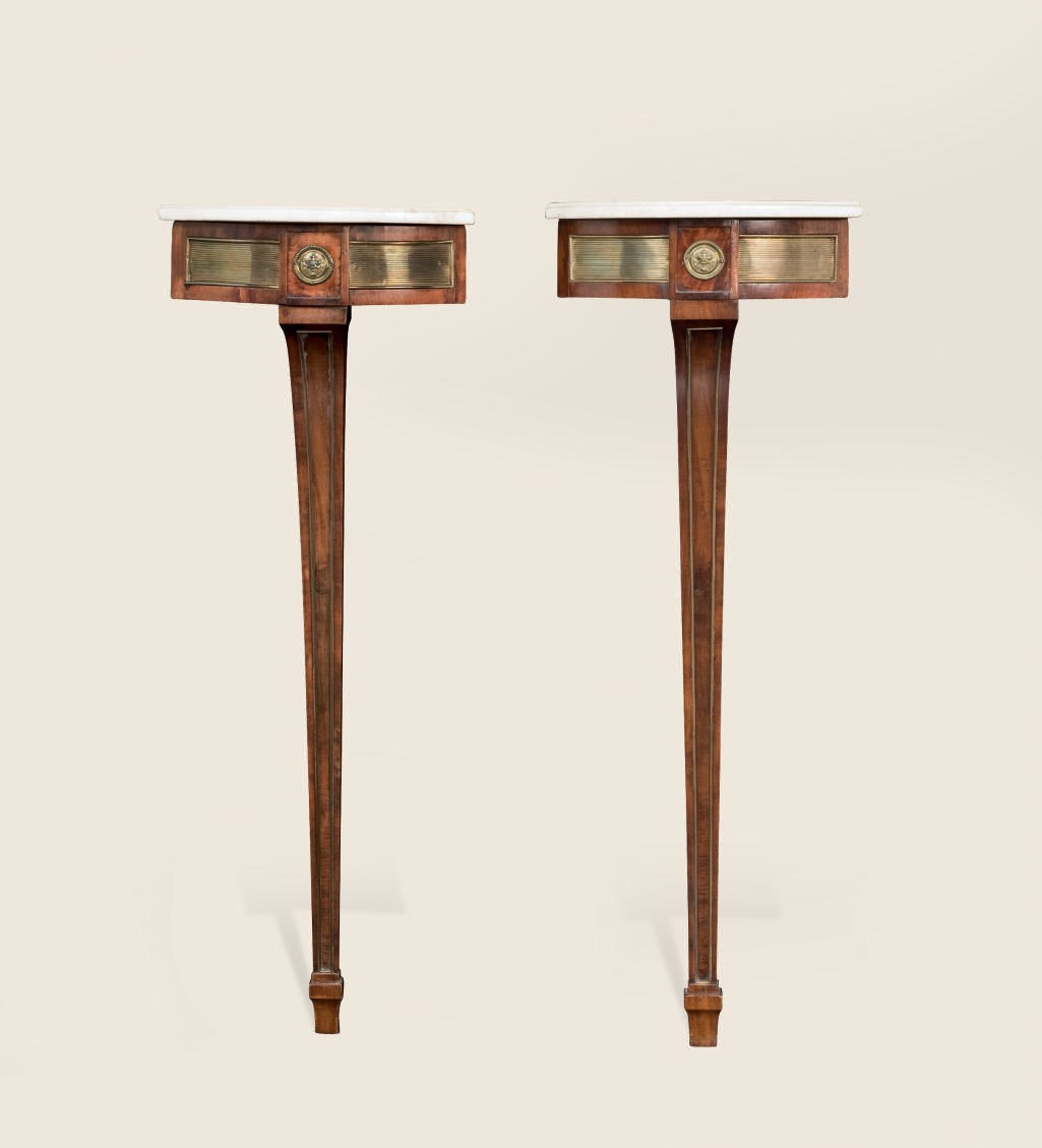 PAIRE DE PETITES CONSOLES D'ANGLE D'EPOQUE NEOCLASSIQUE