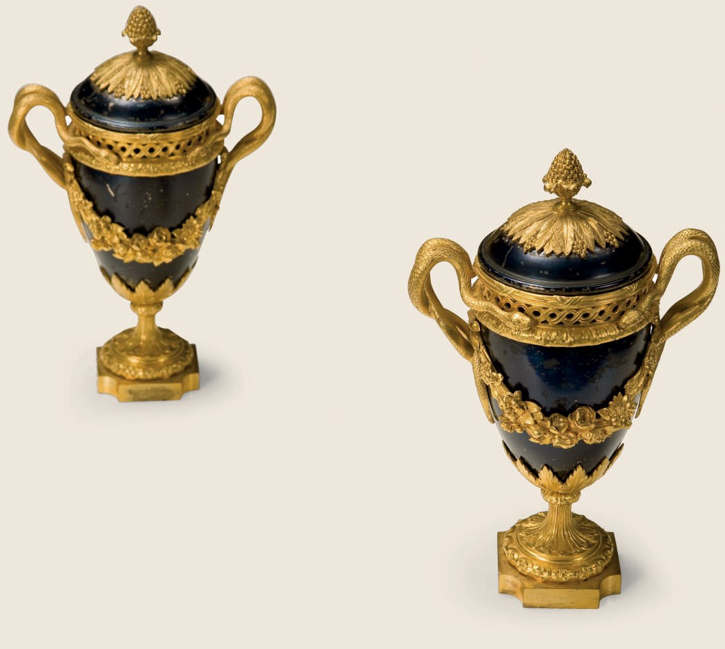 PAIRE DE VASES POTS-POURRIS DE STYLE LOUIS XVI