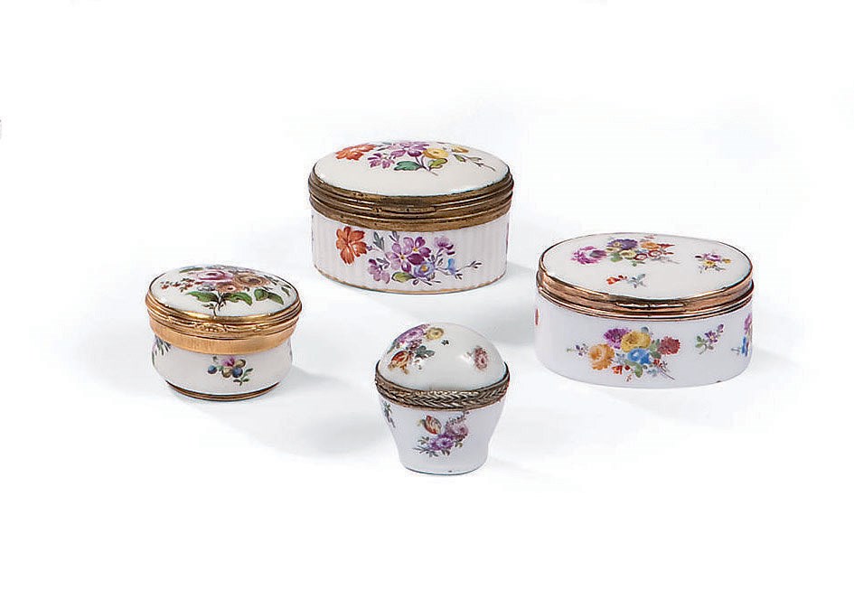 DEUX BOITES A PRISER MINIATURES ET LEUR COUVERCLE EN PORCELAINE DE MEISSEN DU XVIIIEME SIECLE, A MONTURE EN METAL DORE