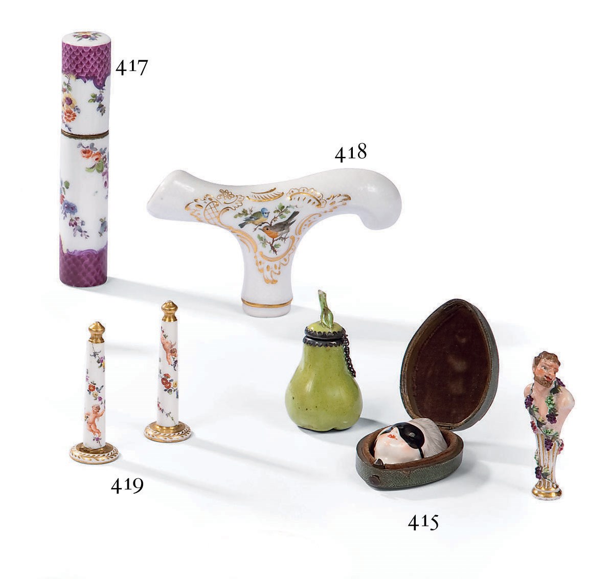 PAIRE DE PETITS DEVIDOIRS EN PORCELAINE DE MEISSEN DU XVIIIEME SIECLE