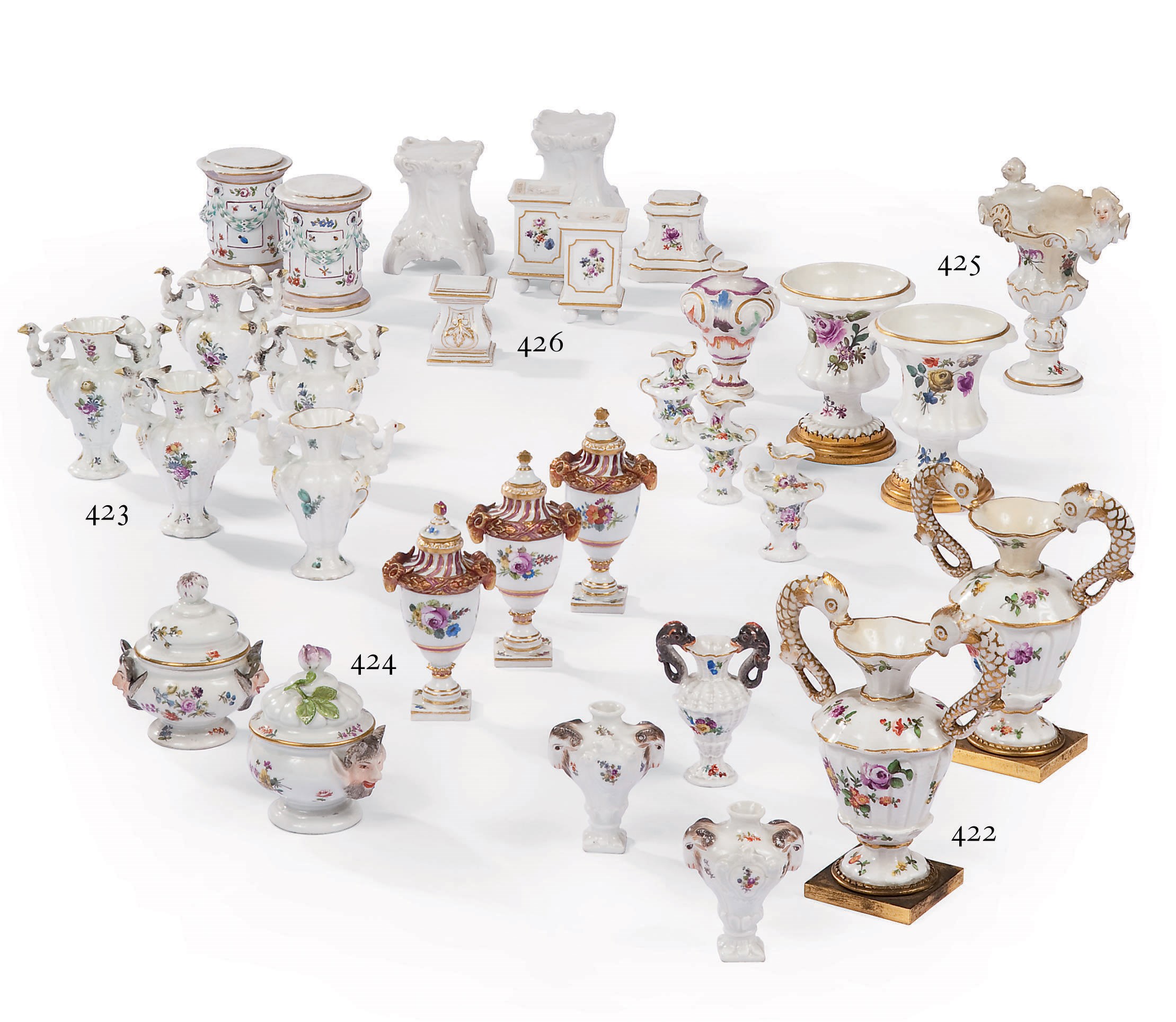 QUATRE VASES MINIATURES EN PORCELAINE DE MEISSEN DU XVIIIEME SIECLE