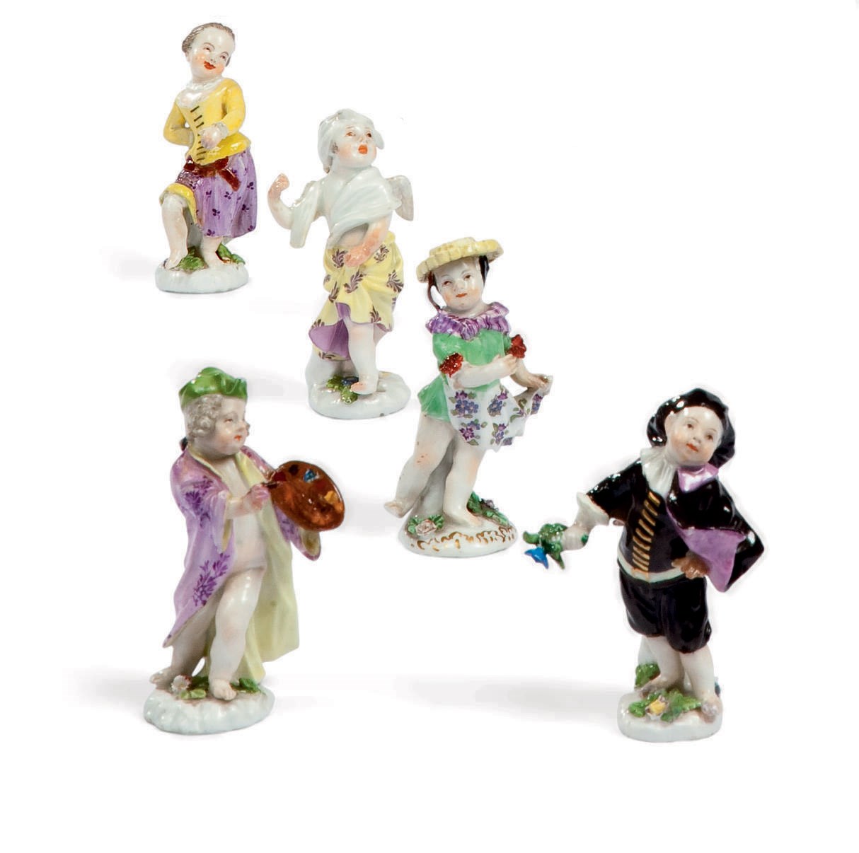 CINQ PETITES STATUETTES EN PORCELAINE DE MEISSEN DES XVIIIEME ET XIXEME SIECLE