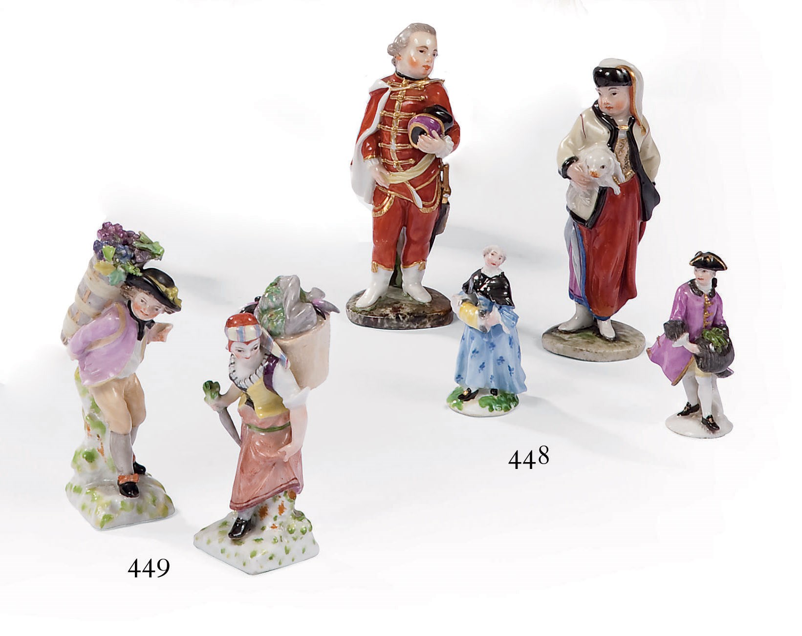PAIRE DE PETITES STATUETTES EN PORCELAINE DE BERLIN DU XVIIIEME SIECLE