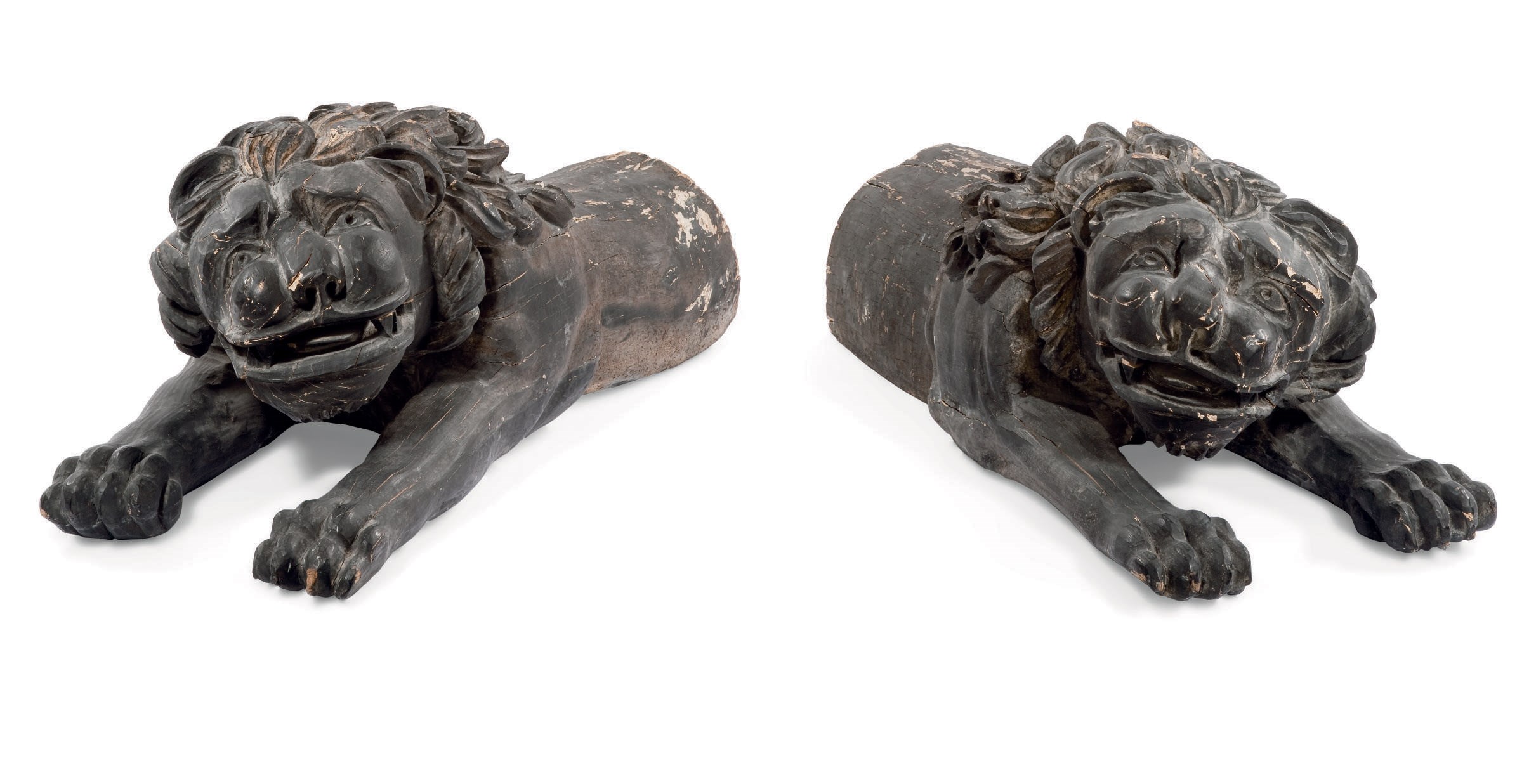 ELEMENTS ARCHITECTURAUX EN BOIS SCULPTE ET PEINT REPRESENTANT DEUX LIONS