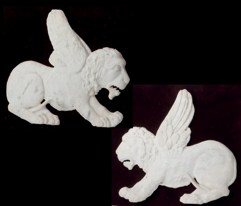 PAIRE DE BAS-RELIEFS EN MARBRE REPRESENTANT DES LIONS AILES