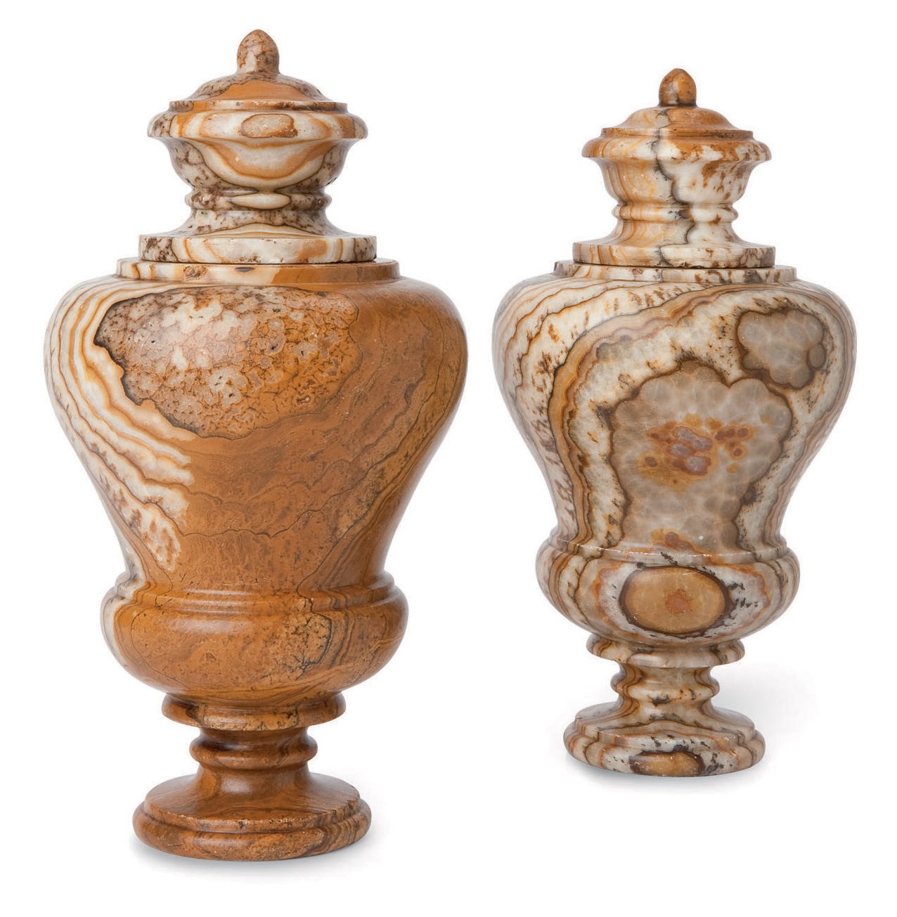 PAIRE D'URNES COUVERTES EN MARBRE DE BRECHE DE BOHEME