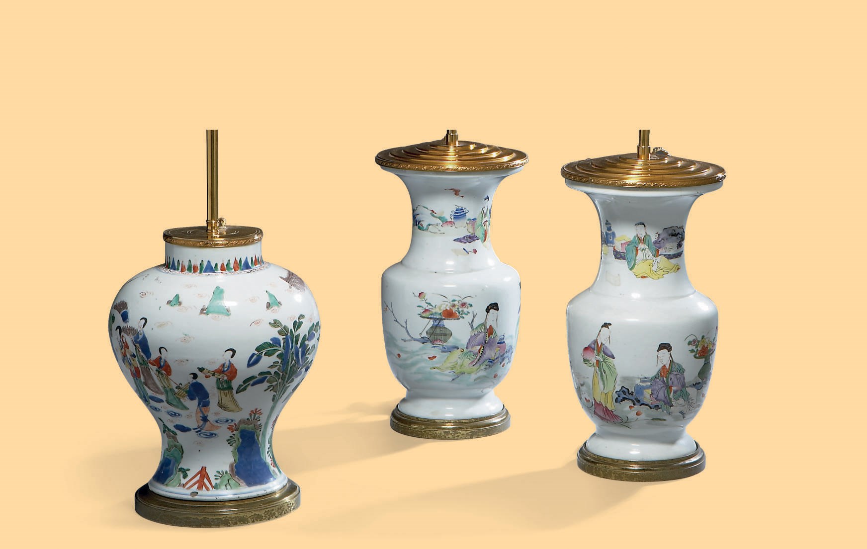 TROIS VASES EN PORCELAINE POLYCHROME MONTES LAMPES