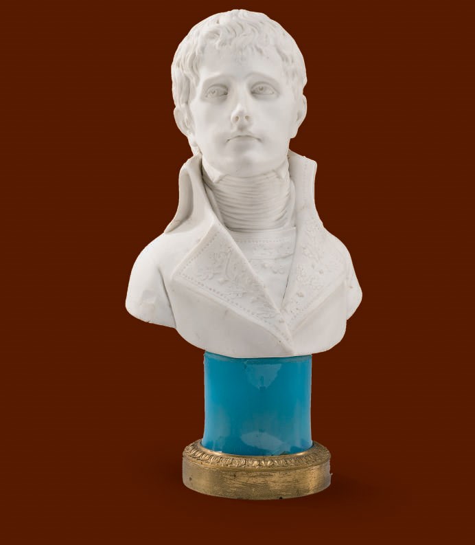BUSTE EN BISCUIT DE SEVRES DU DEBUT DU XIXEME SIECLE, A MONTURE EN VERRE ET BRONZE DORE