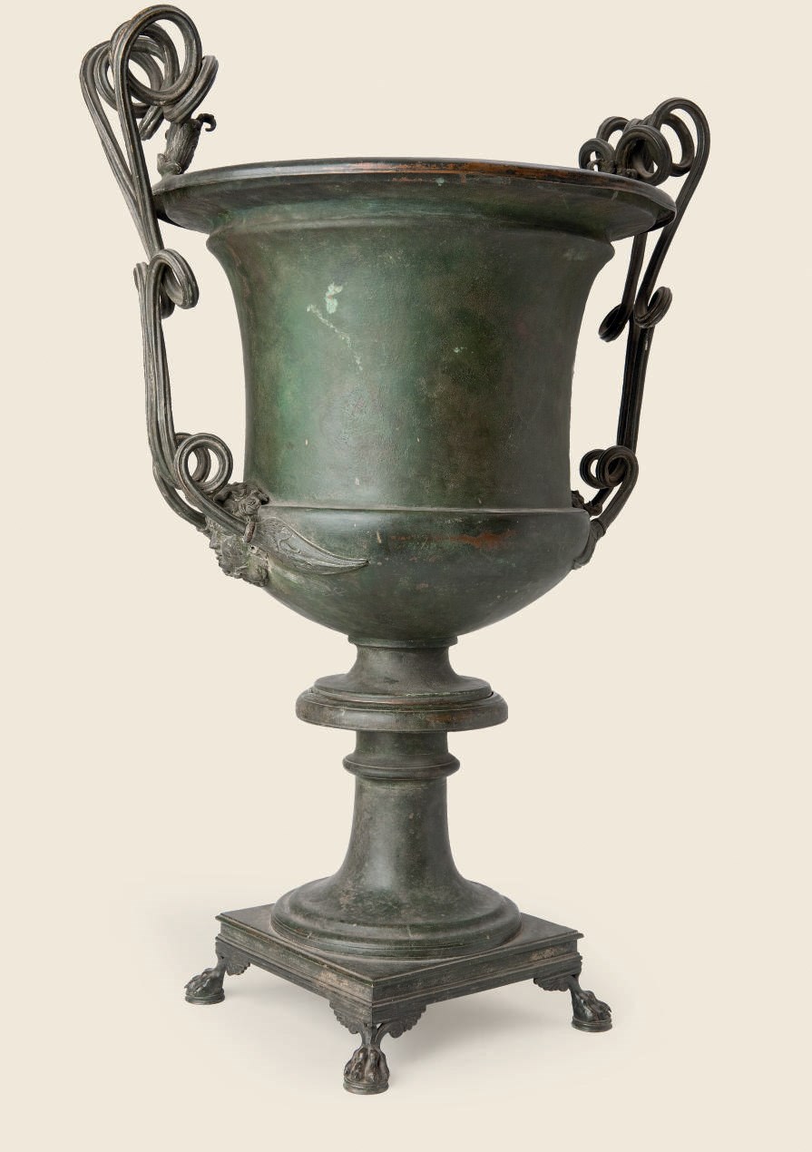 VASE EN BRONZE EN FORME DE CLOCHE AVEC DEUX ANSES DITES A VOLUTES