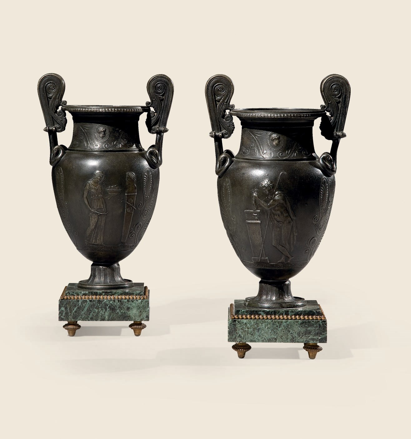 PAIRE DE VASES A OLLA REPRESENTANT UNE BACCHANALE EN METAL