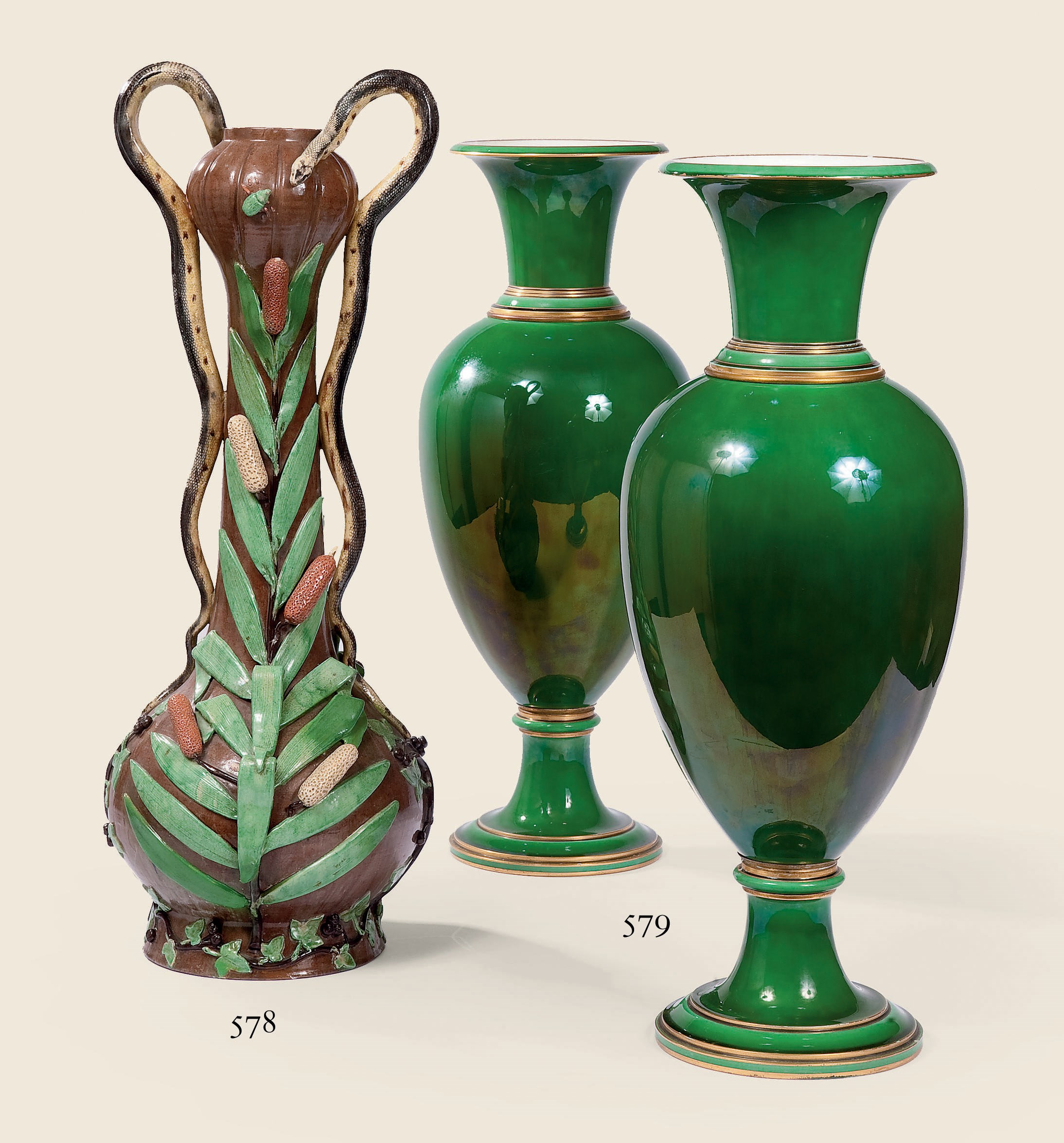 PAIRE DE GRANDS "VASES FUSEAU RECTIFIES" EN PORCELAINE DE SEVRES A MONTURE EN METAL DE LA FIN DU XIXEME SIECLE