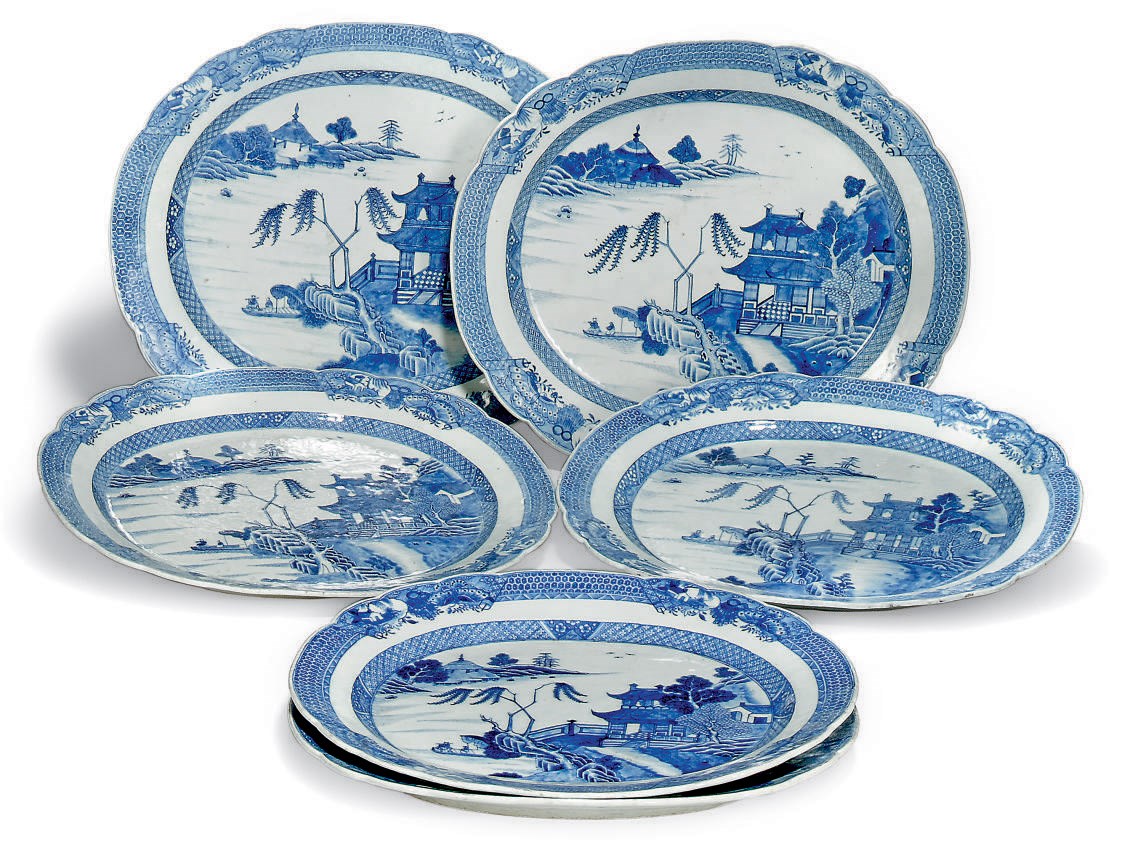A SET OF SIX CHINESE EXPORT BLUE AND WHITE MEAT DISHES