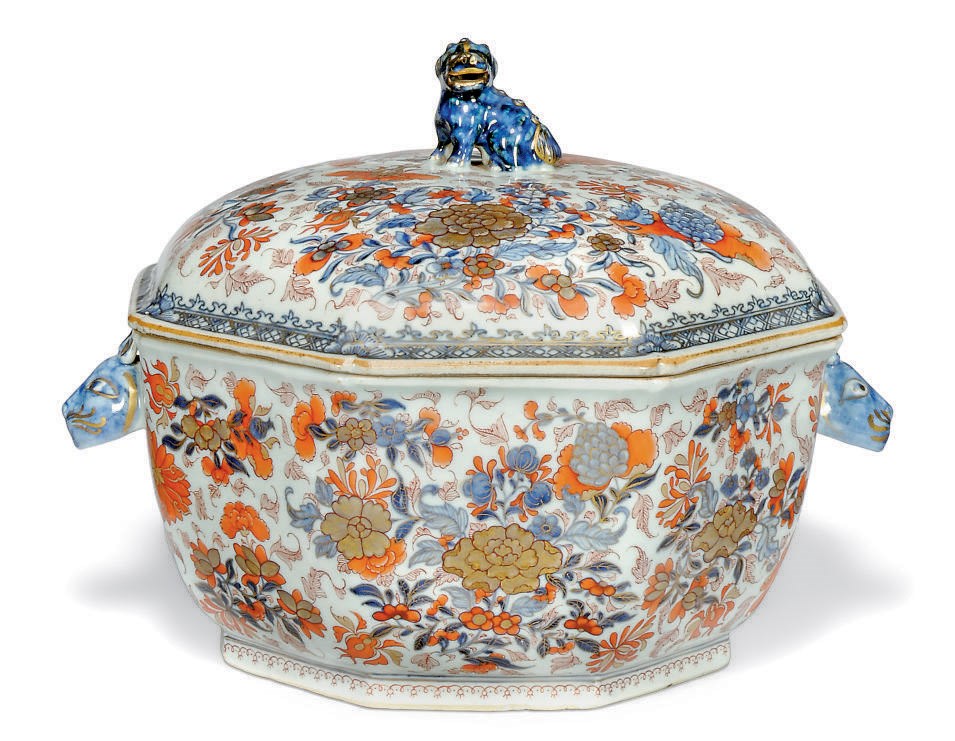 A CHINESE EXPORT IMARI OCTAGONAL SOUP TUREEN AND COVER