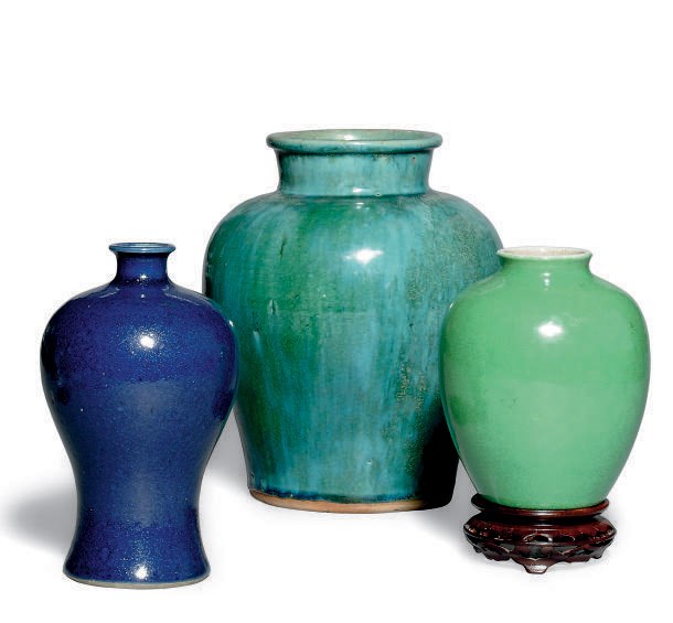 A CHINESE CRACKLE-WARE APPLE GREEN GLAZED VASE