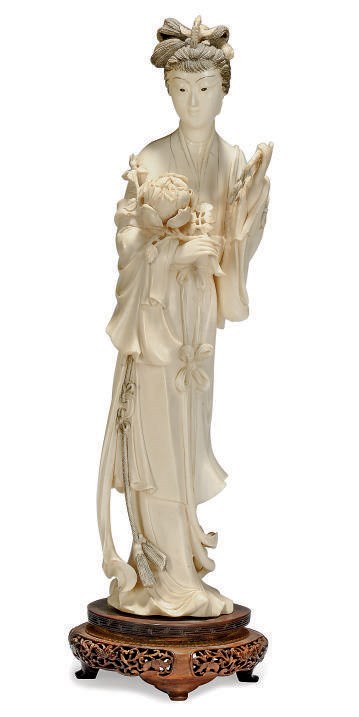 A CHINESE IVORY FIGURE OF A LADY