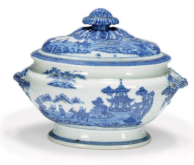 A CHINESE EXPORT BLUE AND WHITE SOUP TUREEN AND COVER