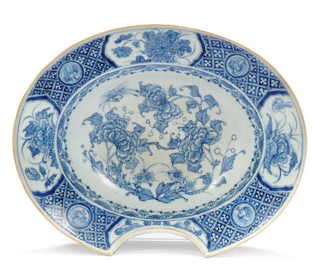 A CHINESE EXPORT BLUE AND WHITE BARBER'S BOWL