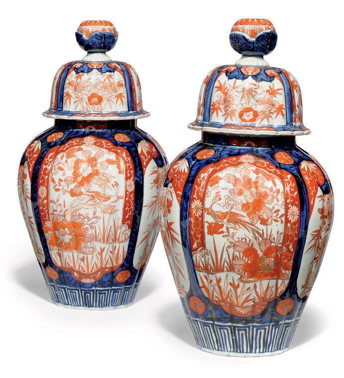 A PAIR OF JAPANESE LOBED IMARI VASES AND COVERS