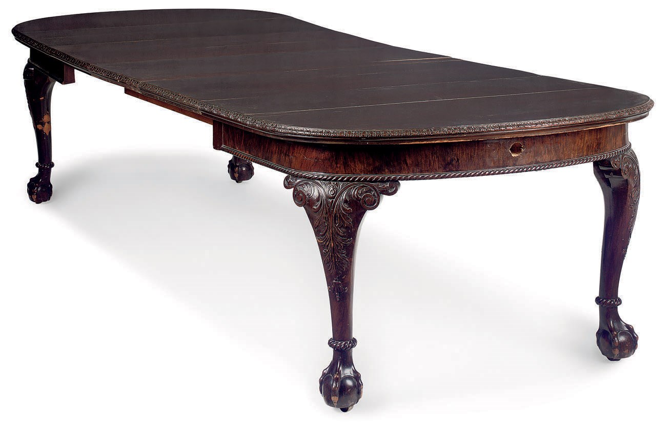 A MAHOGANY EXTENDING DINING TABLE