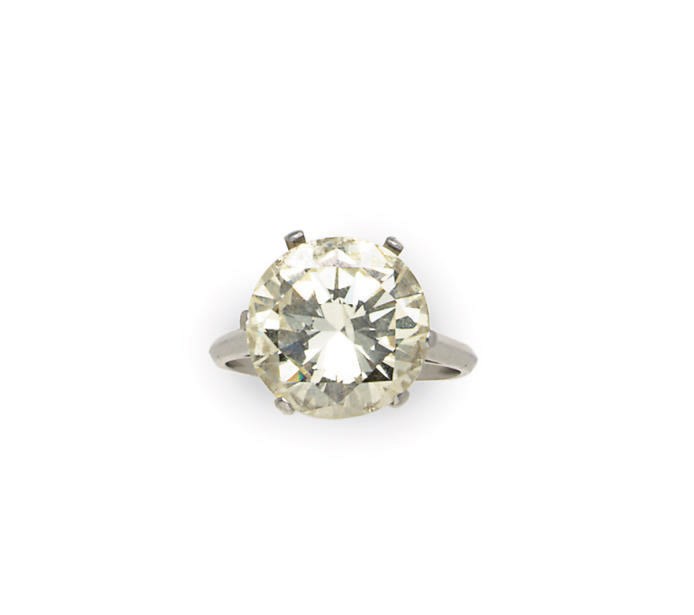 A SINGLE-STONE DIAMOND RING