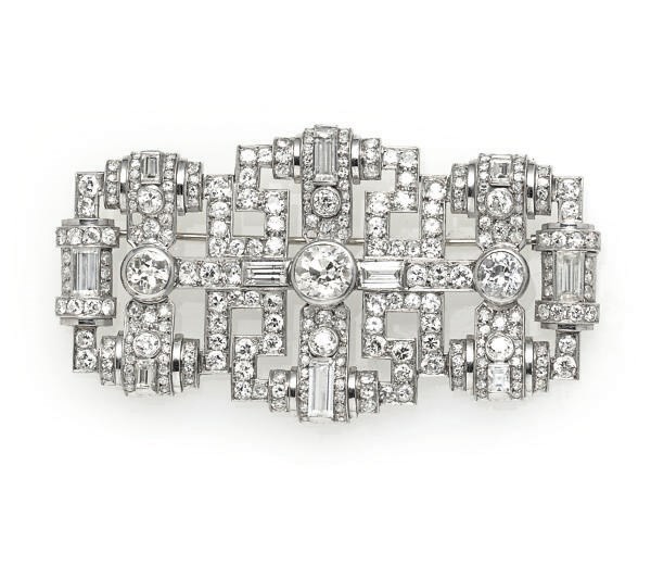 AN ART DECO DIAMOND AND PLATINUM BROOCH