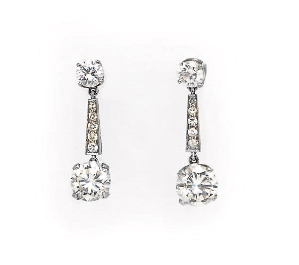 A PAIR OF DIAMOND AND WHITE GOLD EAR PENDANTS