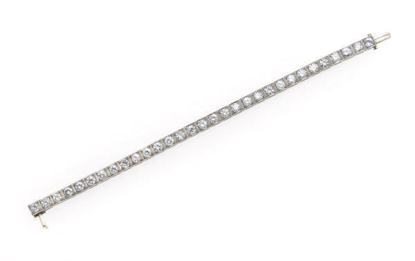 A DIAMOND AND PLATINUM BRACELET