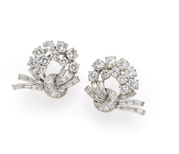 A PAIR OF DIAMOND AND PLATINUM EAR CLIPS