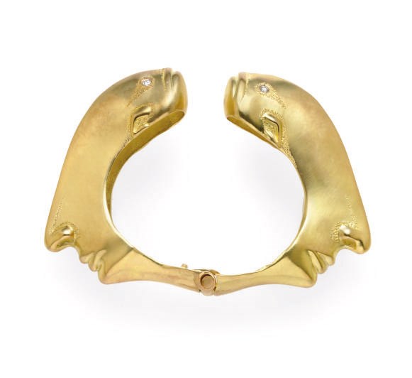 A DIAMOND AND 18K GOLD BANGLE BRACELET