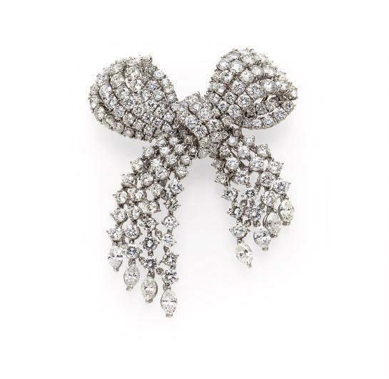 A DIAMOND AND PLATINUM BROOCH