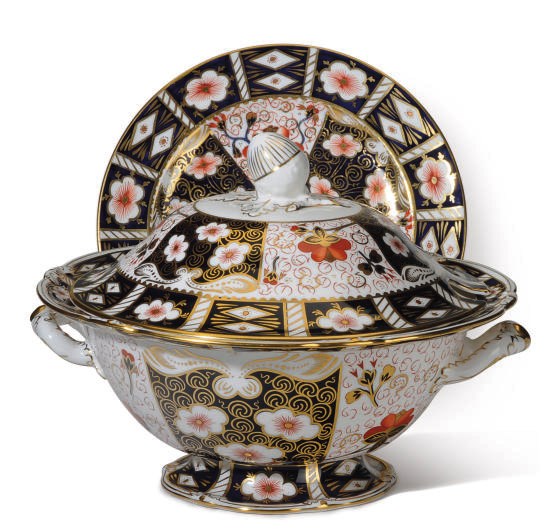 AN ENGLISH IMARI PORCELAIN SERVICE IN THE 'DOUBLE DIAMOND' PATTERN,