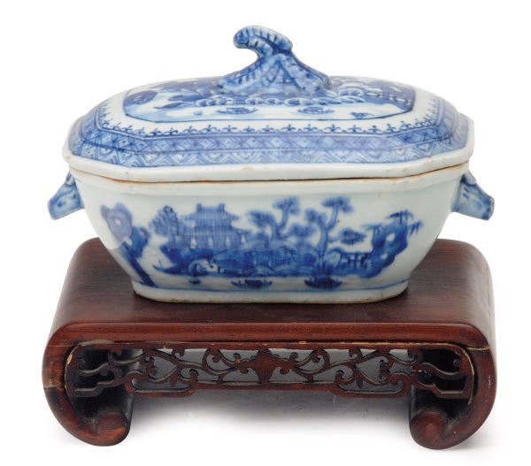 A CHINESE EXPORT BLUE AND WHITE PORCELAIN SAUCE TUREEN AND COVER,