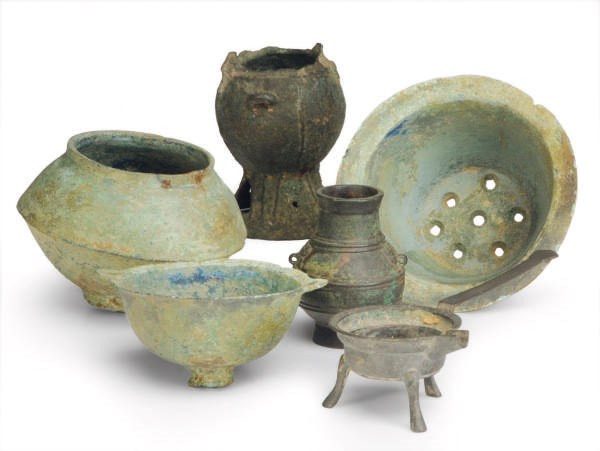 A GROUP OF SMALL CHINESE BRONZE VESSELS,