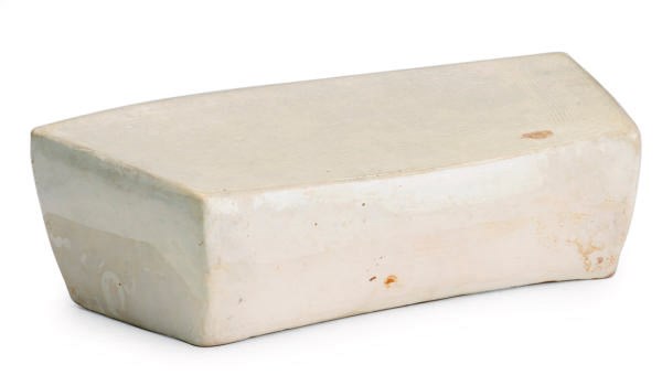 A CHINESE CIZHOU-TYPE WHITE GLAZED POTTERY PILLOW,