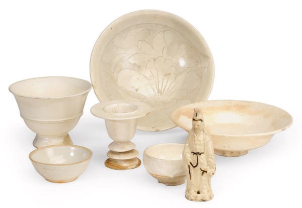 A GROUP OF CHINESE WHITE-GLAZED WARES,