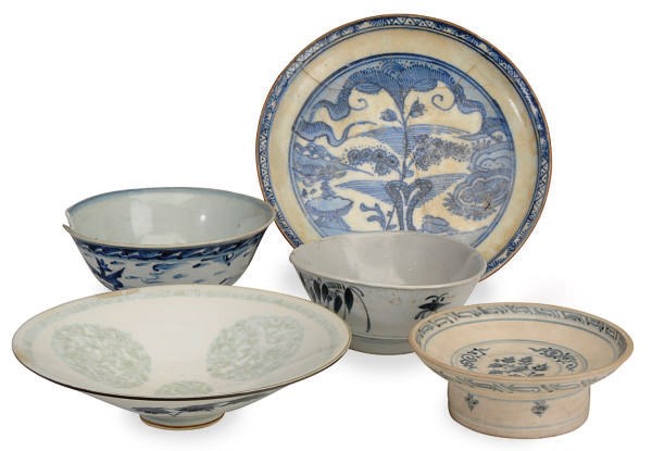 THREE BLUE AND WHITE PORCELAIN BOWLS,
