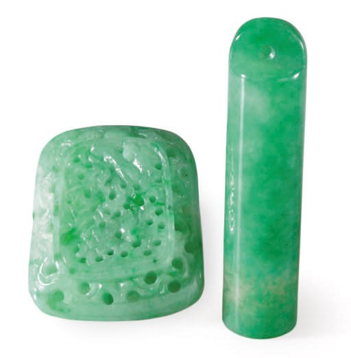 A CHINESE JADEITE RETICULATED PLAQUE,