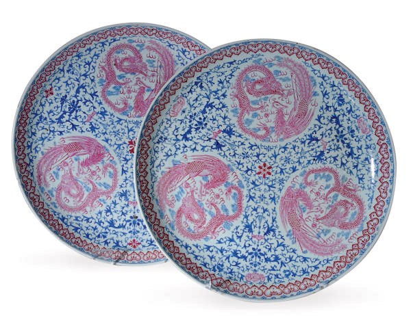 A PAIR OF CHINESE BLUE AND PUCE ENAMELED WHITE PORCELAIN CHARGERS,