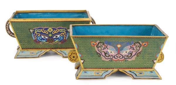 A CHINESE CLOISONNE ENAMEL BOX AND COVER,