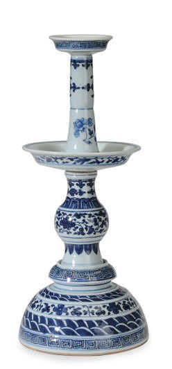A CHINESE BLUE AND WHITE PORCELAIN CANDLESTICK,
