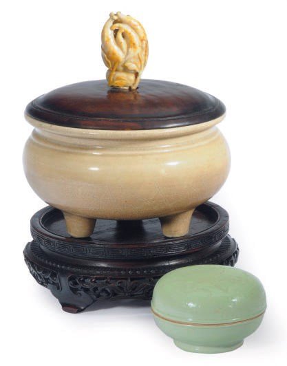 A CHINESE CREAM-GLAZED PORCELAIN CENSER AND A LIME-GREEN ENAMELED BOX AND COVER,