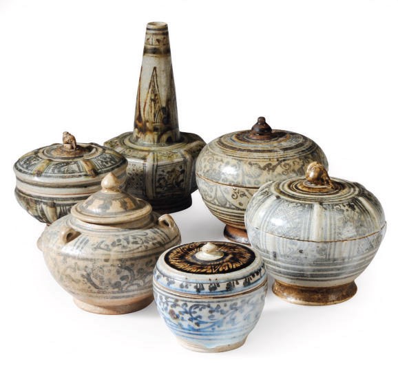 A NORTHERN THAI POTTERY VASE AND FIVE JARS AND COVERS,